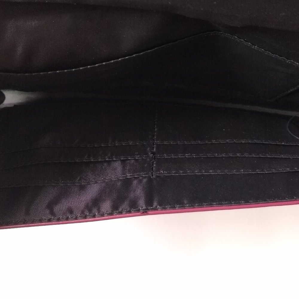 🌸2/$15 sale! GUESS Sandy Travel Clutch in Wine Snake - Picture 6 of 6